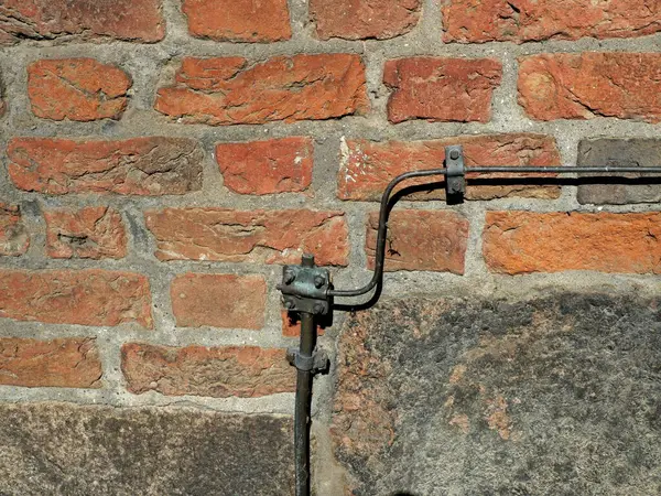 St. Marys Kilisesi Stralsund 'un tuğla duvarındaki zemin kablosu. Metinler ve tasarımlar için boşluk.