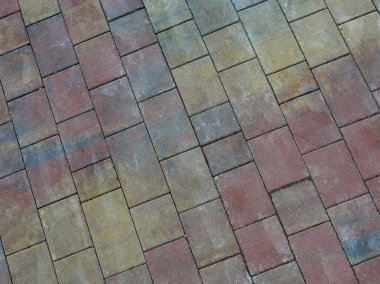 Yeni liman güvertesinde sonbahar tonları olan dikdörtgen kaldırım taşları. Metinler ve tasarımlar için yer var. Kopyalama alanı