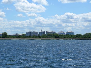 Rostock 'un yakıt ve kimyasallar için büyük tankları olan petrol ve kimya limanı. Temiz yapıya sahip sanayi bölgesi. Uzayı kopyala Metinler ve tasarımlar için boşluk.