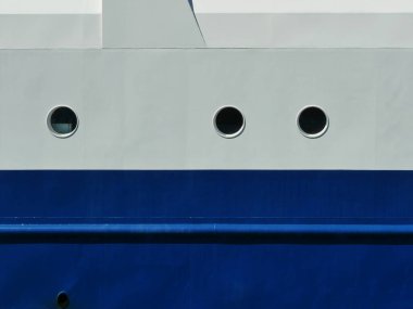 Pencereli beyaz ve mavi bir gemi duvarı. Grafik, denizcilik, yapılandırılmış. Uzayı kopyala Metinler ve tasarımlar için boşluk.