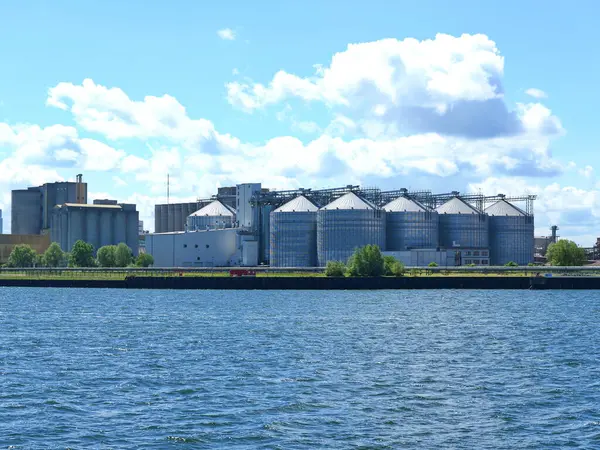 Rostock 'un tahıl limanının görüntüsü. Sahneye çelik silolar hükmediyor. Uzayı kopyala Metinler ve tasarımlar için boşluk.