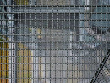 Gruembke Gözlem Kulesi. Sağlam çelik inşaat merdivenleri ve ızgaradan yapılmış platformlar. Uzayı kopyala Metinler ve tasarımlar için boşluk