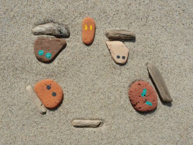 İki tabure arasında yakalanma hissi için sistemik takımyıldız. Bir karar verme çatışması sembolik olarak temsil edilir. Antrenörlük ve terapi için görüntü. Kopyalama alanı.