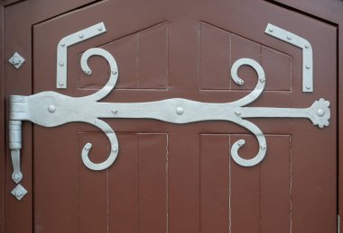 Koyu ahşap kapılı dekoratif menteşe. Tarihi cazibe, el yapımı detaylar. Kopyalama alanı.