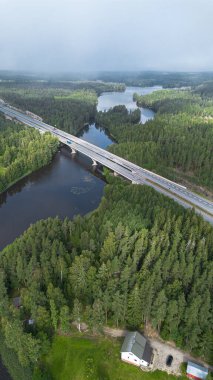 Finlandiya 'da nehir üzerindeki bir köprünün havadan görünüşü. Manzara manzarası.