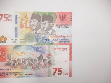 Endonezya banknotunun nominal değeri 75 bin rupi ve beyaz bir arka planı var. 