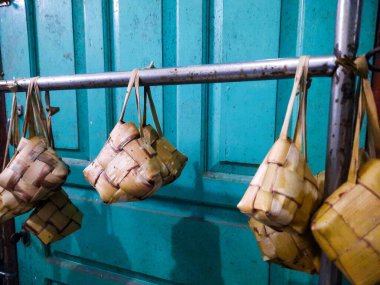 Ketupat tipik bir Müslüman bayramı yemeğidir.   