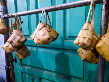 Ketupat tipik bir Müslüman bayramı yemeğidir.   