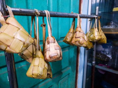 Ketupat tipik bir Müslüman bayramı yemeğidir.   