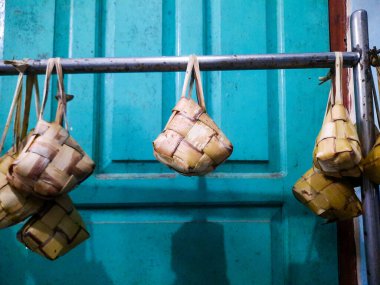 Ketupat tipik bir Müslüman bayramı yemeğidir.   