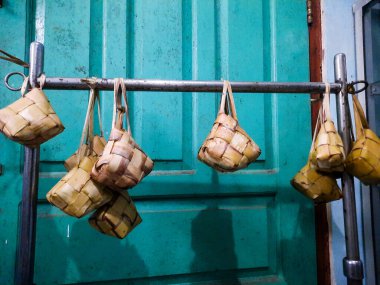 Ketupat tipik bir Müslüman bayramı yemeğidir.   