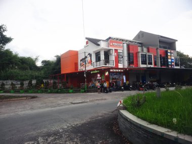 Bandung, Endonezya - 18 Mayıs 2025: Bingxue dondurma dükkanı iki katlı bir dükkânda yer almaktadır.