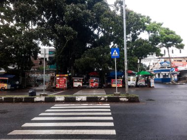 Bandung, Endonezya - 18 Mayıs 2025: Zebra geçişleri yayalar için kesişen yolun ortasındaki beyaz çizgilerdir. 