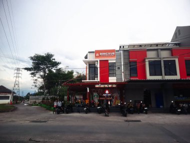 Bandung, Endonezya - 18 Mayıs 2025: Bingxue dondurma dükkanı iki katlı bir dükkânda yer almaktadır.