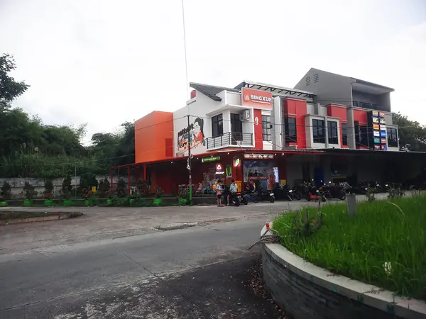 Bandung, Endonezya - 18 Mayıs 2025: Bingxue dondurma dükkanı iki katlı bir dükkânda yer almaktadır.