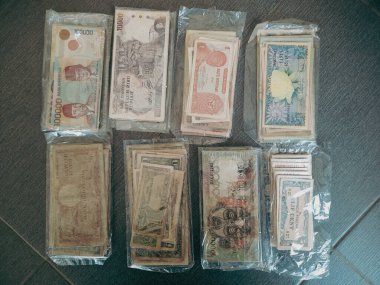 Plastik ambalajda eski Endonezya banknotları koleksiyonu 