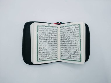 Beyaz arkaplan üzerinde bir cep Al-Quran sayfası resmi 