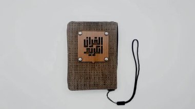Beyaz arkaplan ile cep Kuran 'ının kapak resmi   