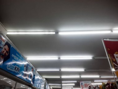 bant gübresi, Endonezya - 26 Mayıs 2025: bir dizi neon ışık bir minimarketin tavanını aydınlatır 