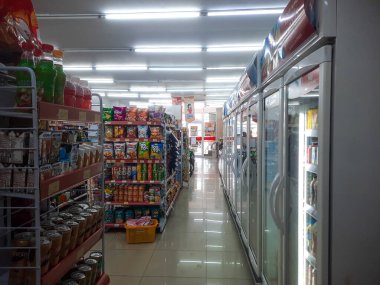 bant gübresi, Endonezya - 26 Mayıs 2025: içinde yiyecek ve içecek ürünlerinin rafları ve aynı zamanda sıra sıra sıra buzdolabı bulunan bir minimarket 