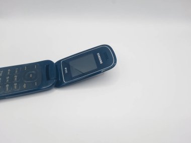 bant gübresi, Endonezya - Haziran 7, 2025: Siyah arka planlı siyah Samsung kapaklı telefon 