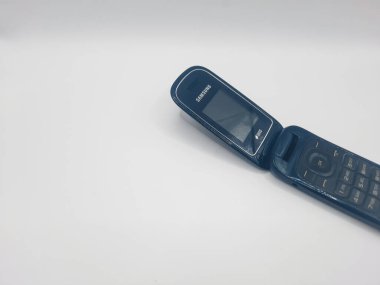 bant gübresi, Endonezya - Haziran 7, 2025: Siyah arka planlı siyah Samsung kapaklı telefon 