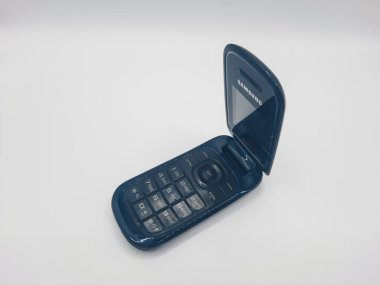 bant gübresi, Endonezya - Haziran 7, 2025: Siyah arka planlı siyah Samsung kapaklı telefon 