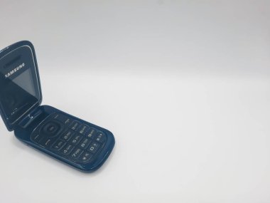 bant gübresi, Endonezya - Haziran 7, 2025: Siyah arka planlı siyah Samsung kapaklı telefon 