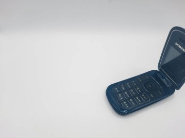bant gübresi, Endonezya - Haziran 7, 2025: Siyah arka planlı siyah Samsung kapaklı telefon 
