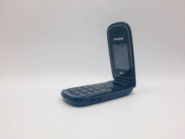 bant gübresi, Endonezya - Haziran 7, 2025: Siyah arka planlı siyah Samsung kapaklı telefon 