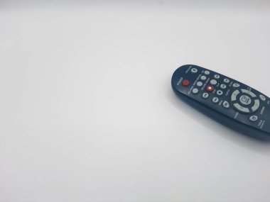 bant gübresi, Endonezya - Haziran 7, 2025: Beyaz arka planlı siyah uzaktan kumanda   