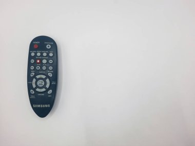 bant gübresi, Endonezya - Haziran 7, 2025: Beyaz arka planlı siyah uzaktan kumanda   