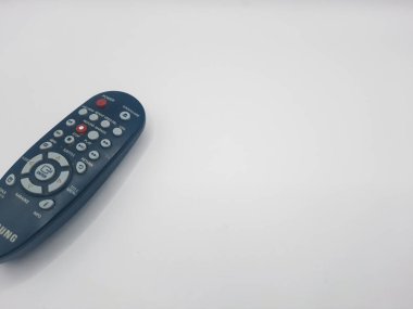 bant gübresi, Endonezya - Haziran 7, 2025: Beyaz arka planlı siyah uzaktan kumanda   
