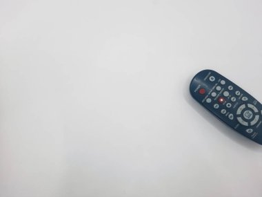 bant gübresi, Endonezya - Haziran 7, 2025: Beyaz arka planlı siyah uzaktan kumanda   