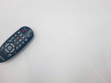 bant gübresi, Endonezya - Haziran 7, 2025: Beyaz arka planlı siyah uzaktan kumanda   