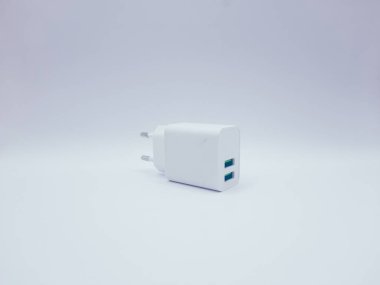 beyaz arkaplan ile beyaz USB şarj adaptörü 