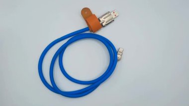 Beyaz deri kayışlı mavi USB kablo 
