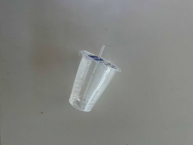 bant gübresi, Endonezya - 11 Haziran 2025: masada duran cam şişelerdeki maden suyu atığı 