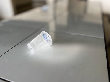 bant gübresi, Endonezya - 11 Haziran 2025: masada duran cam şişelerdeki maden suyu atığı 