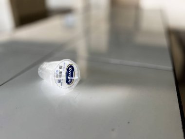 bant gübresi, Endonezya - 11 Haziran 2025: masada duran cam şişelerdeki maden suyu atığı 