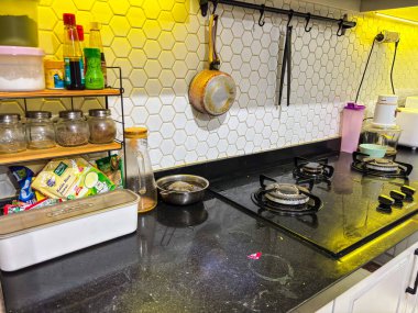 bant gübresi, Endonezya - juji 15, 2025: yemek pişirmek için kullanıldıktan ve temizlenmedikten sonra mutfağın resmini kapat 