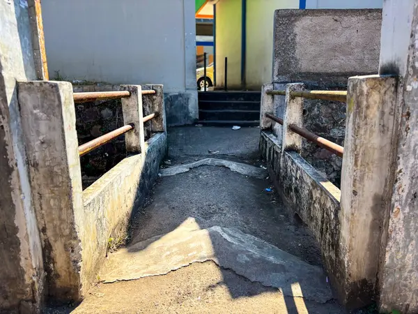 bant gübresi, Endonezya - Haziran 18, 2025: yerleşim bölgesindeki küçük bir geçidi birbirine bağlayan küçük bir köprü 