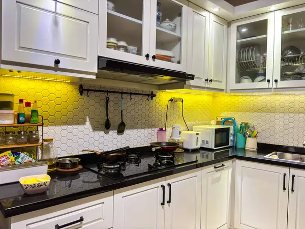 bant gübresi, Endonezya - Haziran 14, 2025: Siyah varyasyonlarla dolu beyaz bir mutfak seti 