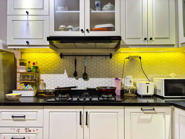 bant gübresi, Endonezya - Haziran 14, 2025: Siyah varyasyonlarla dolu beyaz bir mutfak seti 