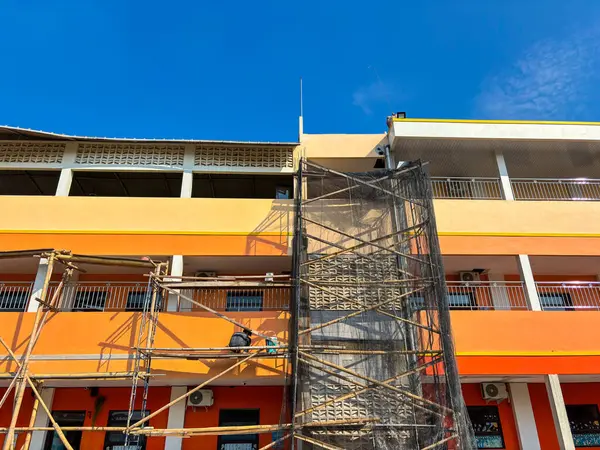 bant gübresi, Endonezya - 12 Haziran 2025: yenilenmekte olan bir ilkokul binası 