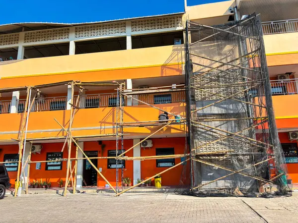 bant gübresi, Endonezya - 12 Haziran 2025: yenilenmekte olan bir ilkokul binası 