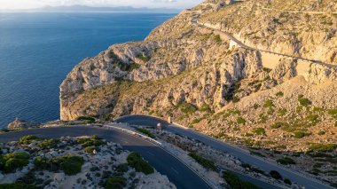 Mallorca, İspanya 'daki Deniz feneri Far de Formentor' un yanındaki eski yollar. Hava görünümü (İHA).