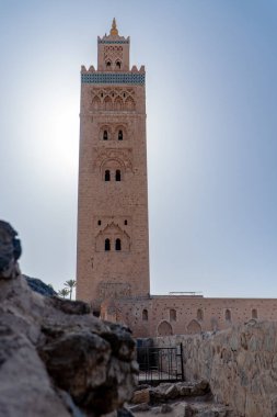Koutoubia Camii - Marakeş, Fas, Afrika 'daki en büyük cami. Altın tepeli görkemli bir bina (kule).