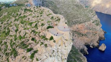 Mirador de Es Colomer, kayalık uçurum, deniz ve Pollenca manzarası. Eski danışman, Mallorca, İspanya. İHA hareketlerini aşağı çek.