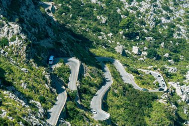 Sa Calobra 'ya giden dar dağ (yılan) yolu MA-2141. Dik kayalık engebeli araziyle çevrili zorlu yılan eğrileri. Mallorca, Ballearic Adaları, İspanya.